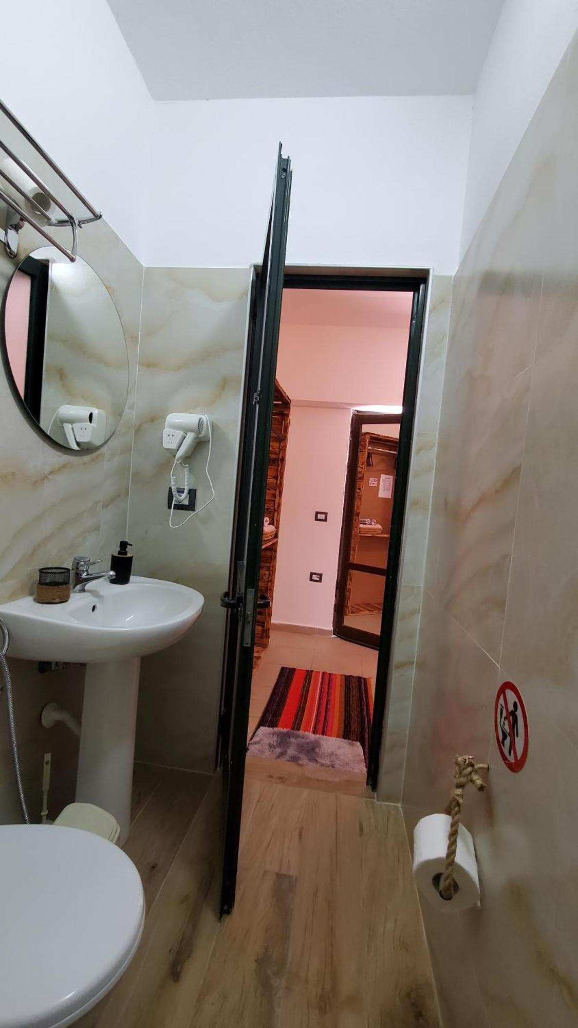 Gjirokastër Clockwise Guestrooms חדר תמונה